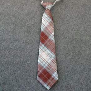 烏寧總是製作整齊的格子領帶
