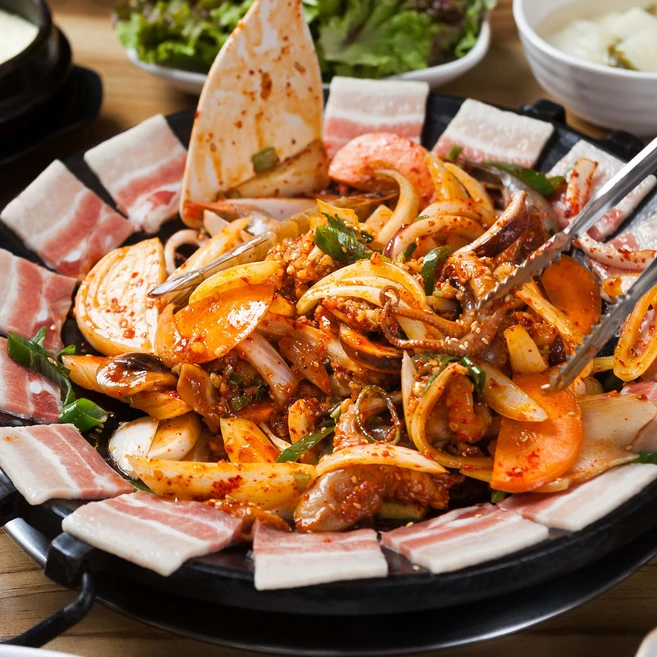 먹사부 [1.2kg] 산더미 삼겹살 새우 쭈꾸미 볶음 밀키트 쭈삼새 주꾸미 캠핑 음식 요리 (양념 소스 포함) (야채 미포함), 산더미 쭈삼새, 1개