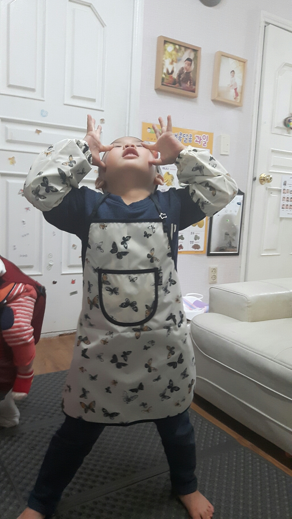 투나인컬렉션 앞치마 나비무늬 아이보리