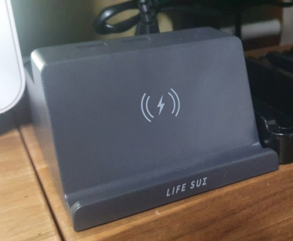라이프썸 무선충전 USB 멀티탭 2구 다크그레이 10W 멀티 고속 무선 충전기 거치대