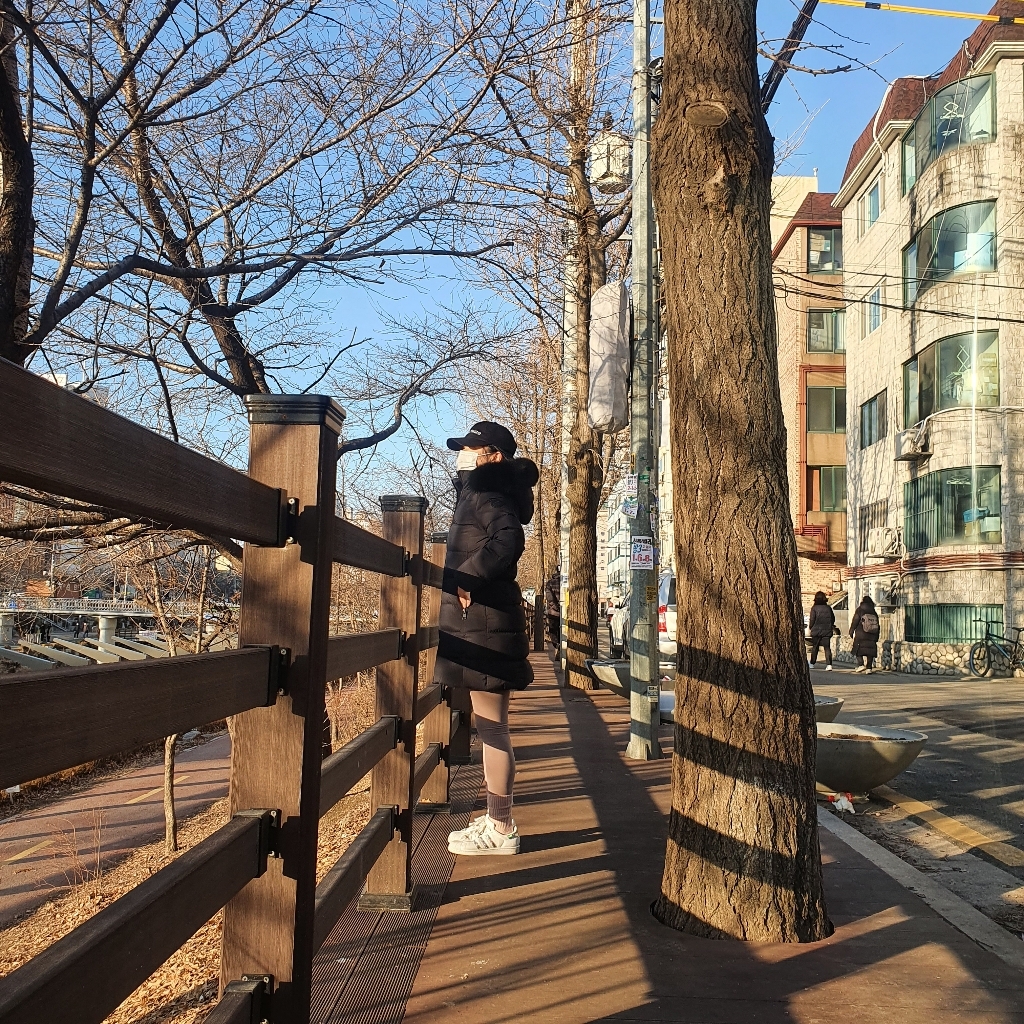 아이더 나이론 스트레치 원단을 사용하여 편안한 착장감을 제공 ARIA 여성 다운 자켓 DWW19570