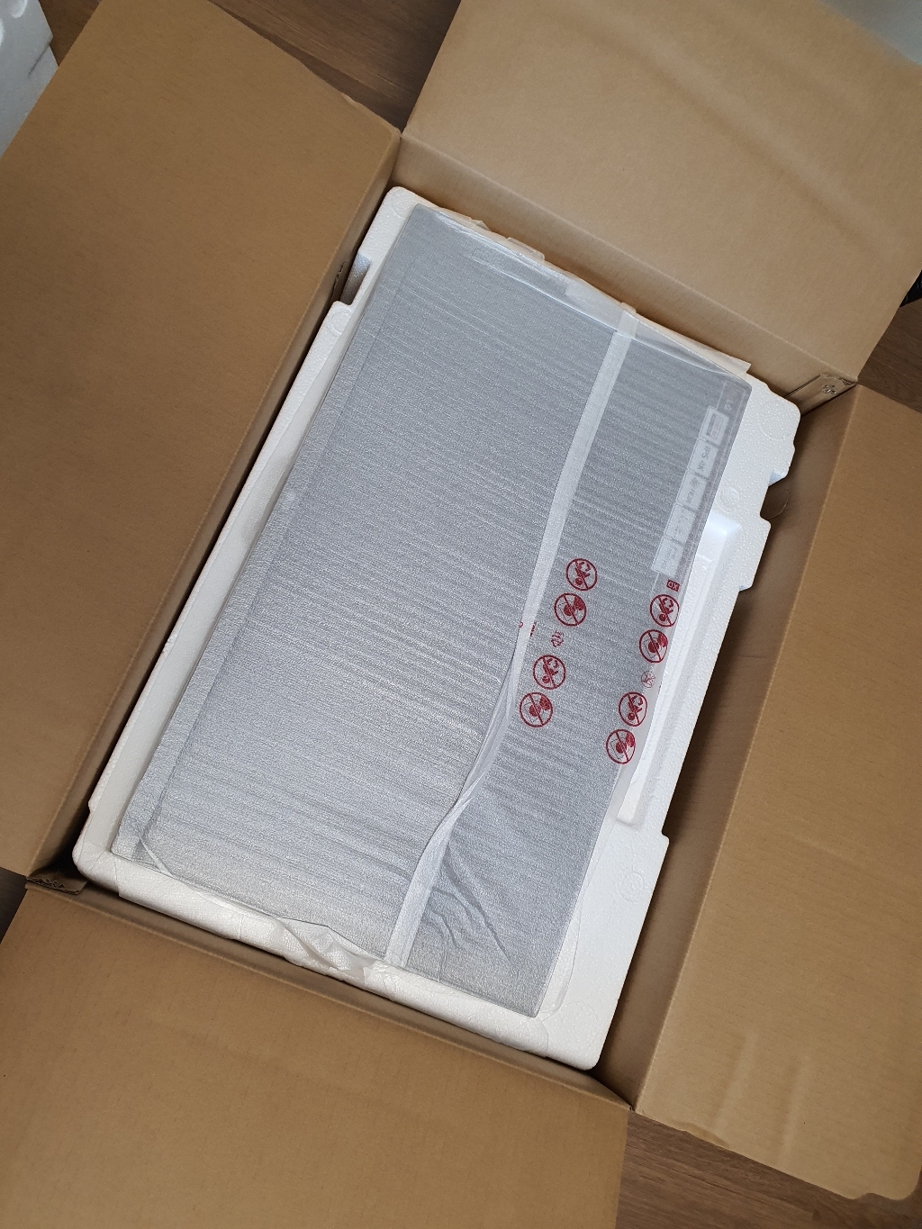 전자 68 UHD 모니터