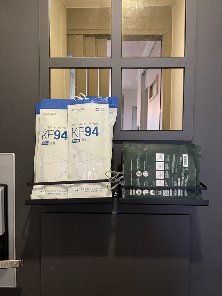 리빙테일러 현관문 앤 냉장고 부착 철제 자석선반 블랙 후크