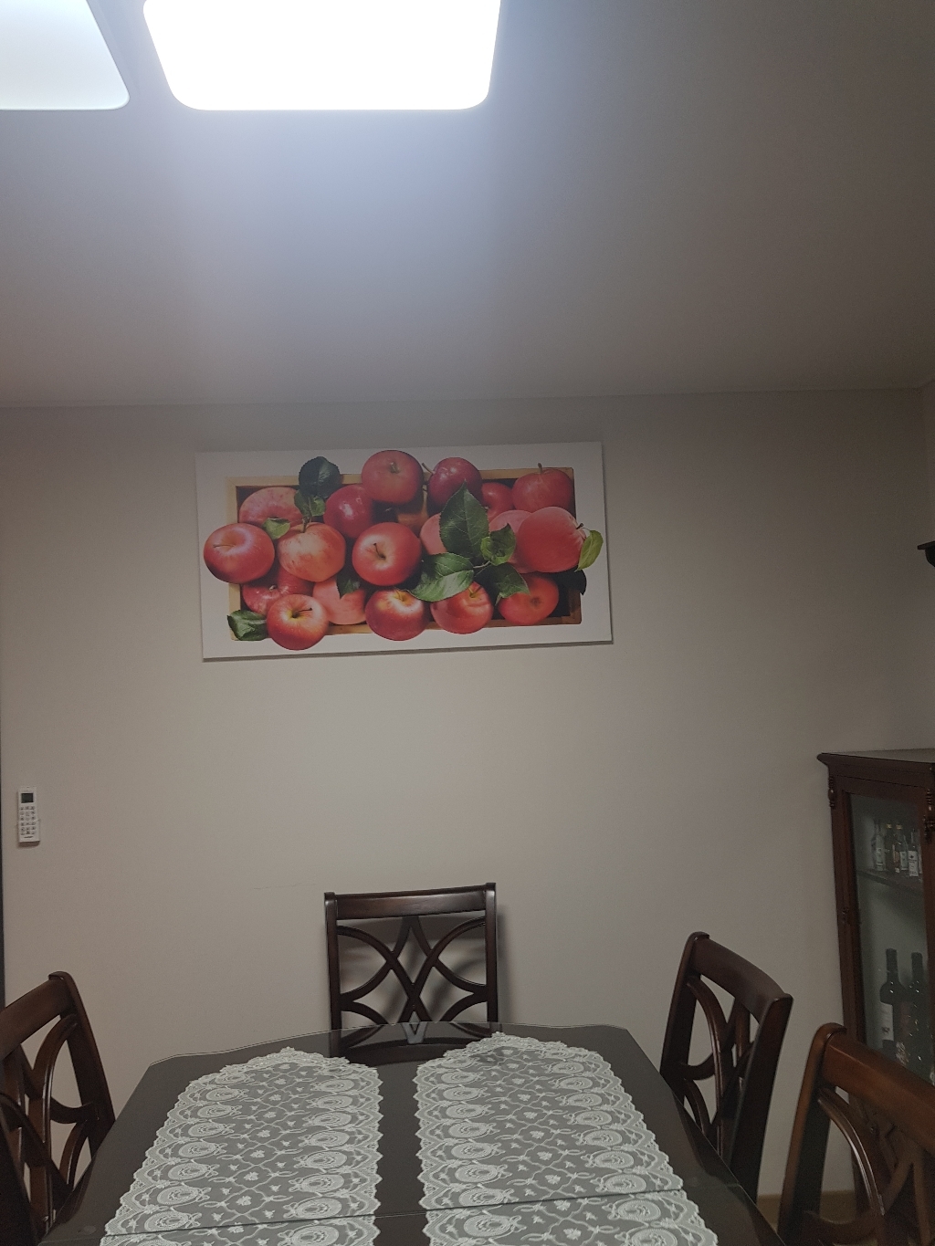 비밀의 남자 붉은사과 그림 재물이쏟아지는 부자되는그림 아트월 미술작품 액자 사과그림