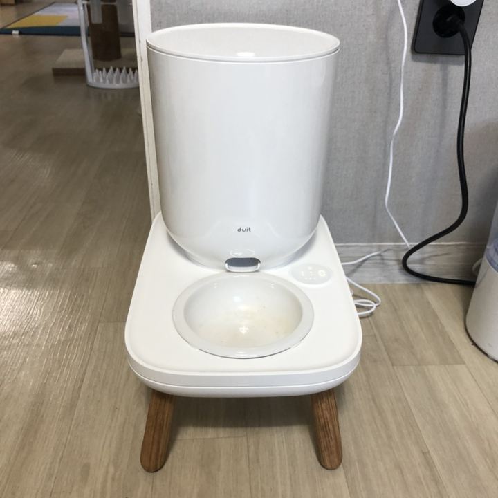 두잇 반려동물 더테이블 자동 급식기 그릇  우드 긴 다리
