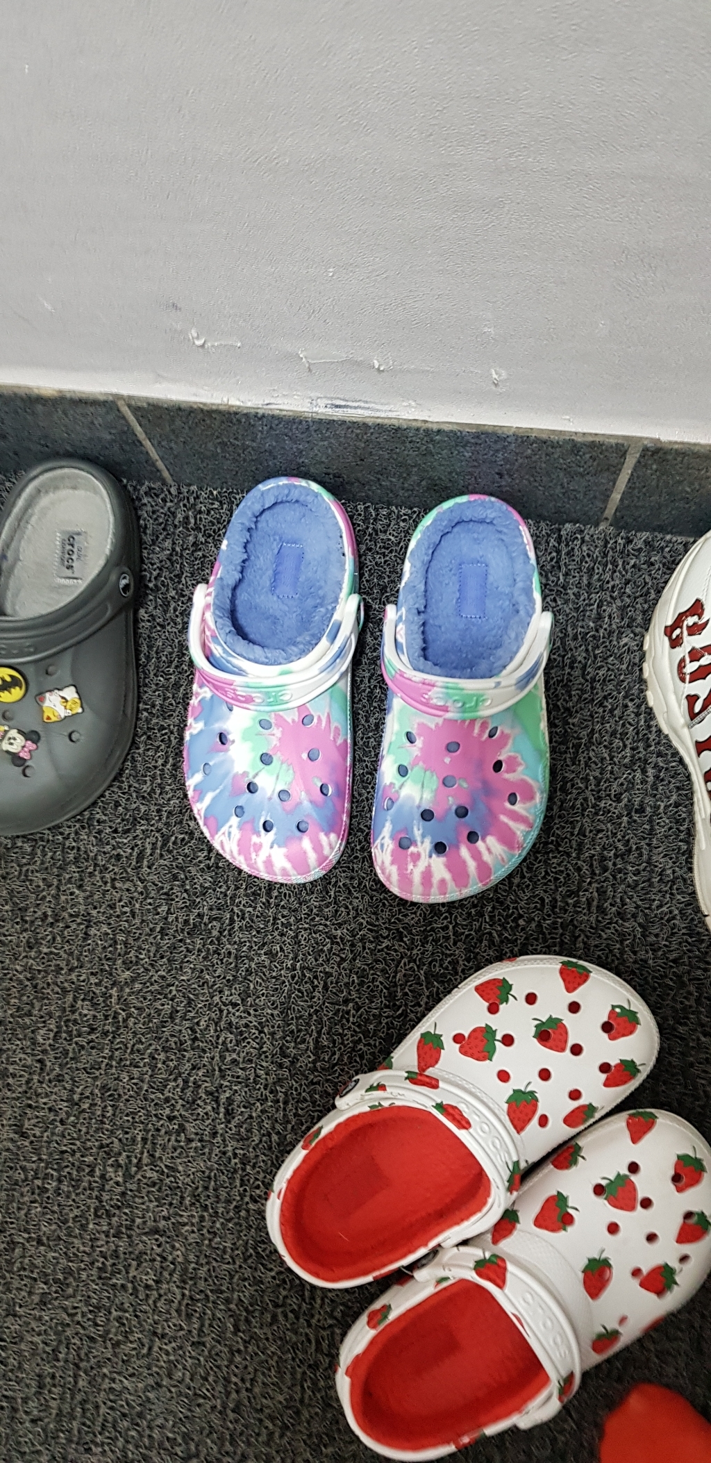 크록스 본사 바야 라인드 타이 다이 그래픽 클로그 리뷰후기