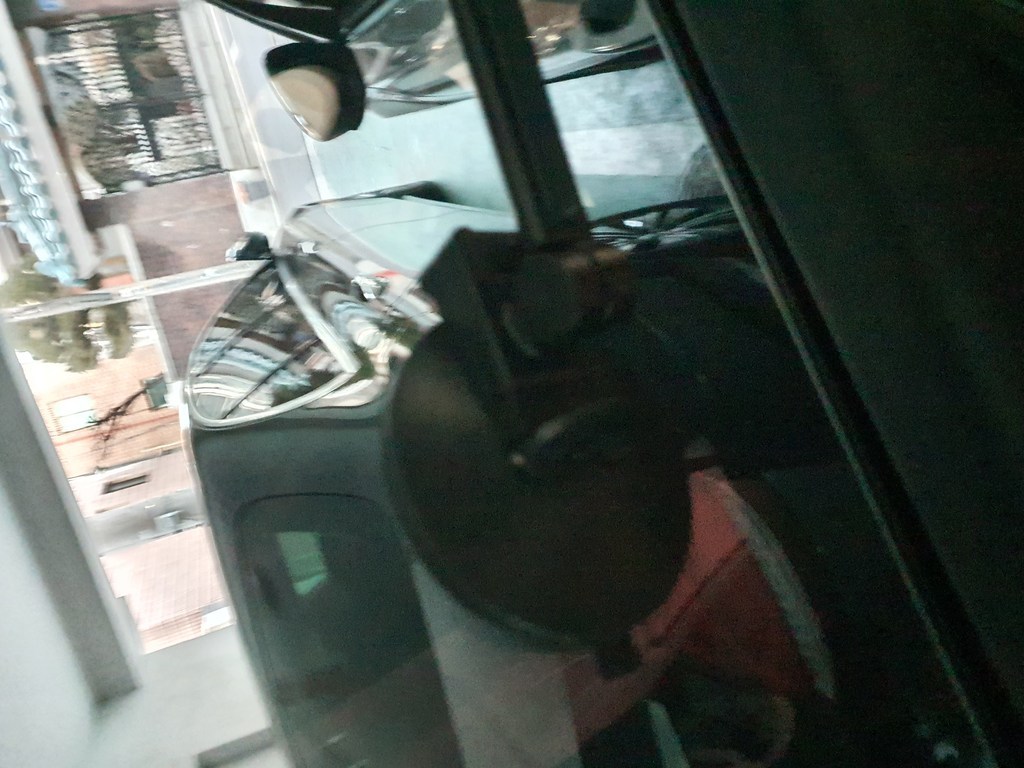 이고웰 강력흡착 차량용 태블릿 거치대 상하좌우 관절회전