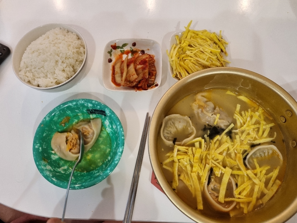 한만두 아삭한 김치 왕만두