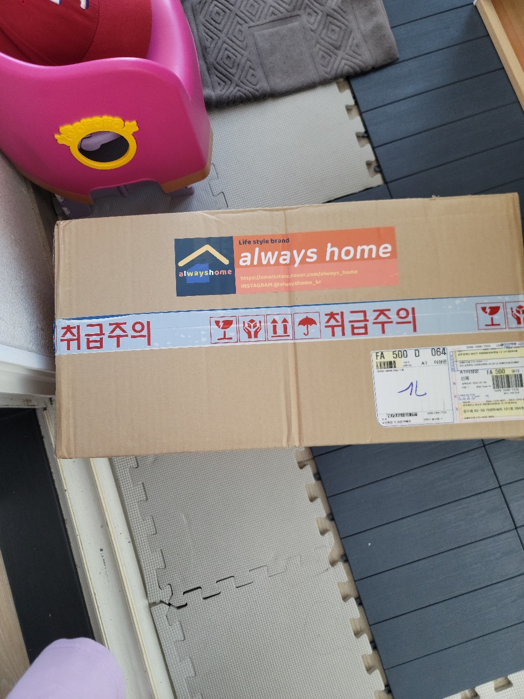 올웨이즈홈 베란다 인테리어 원목패턴 나뭇결 베이직 데크타일 건식화장실 세탁실 테라스 다용도 바닥타일 베란다타일 조립식 바닥재