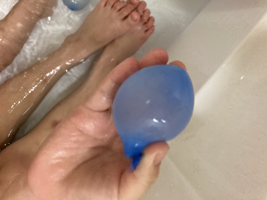 A 물풍선 다발 제조기