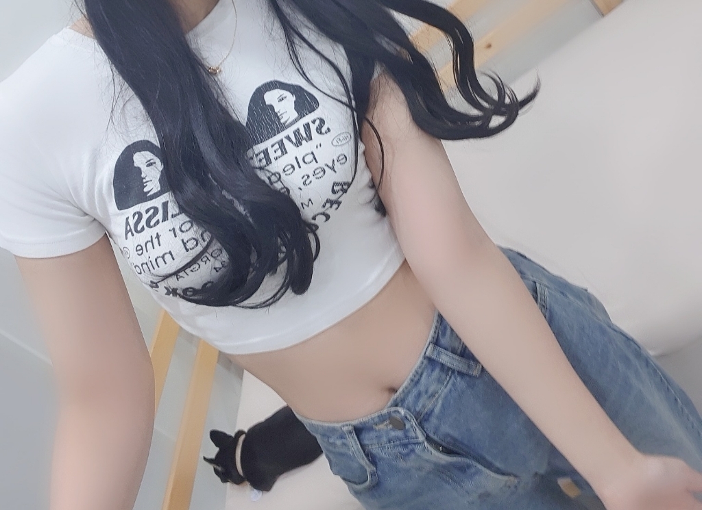시크블랙 여성용 포바느 셔링 프린팅 크롭 반팔 티셔츠 T8915K22
