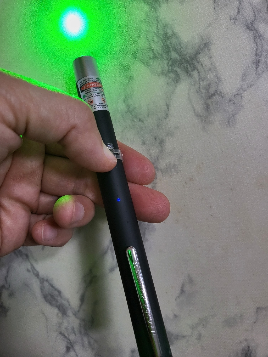 레이저 펜 usb 충전 레이저 빛 강한 빛 장거리 손전등 녹색 빛 붉은 빛 오로라 모래 테이블 판매 사무실 슈팅 펜