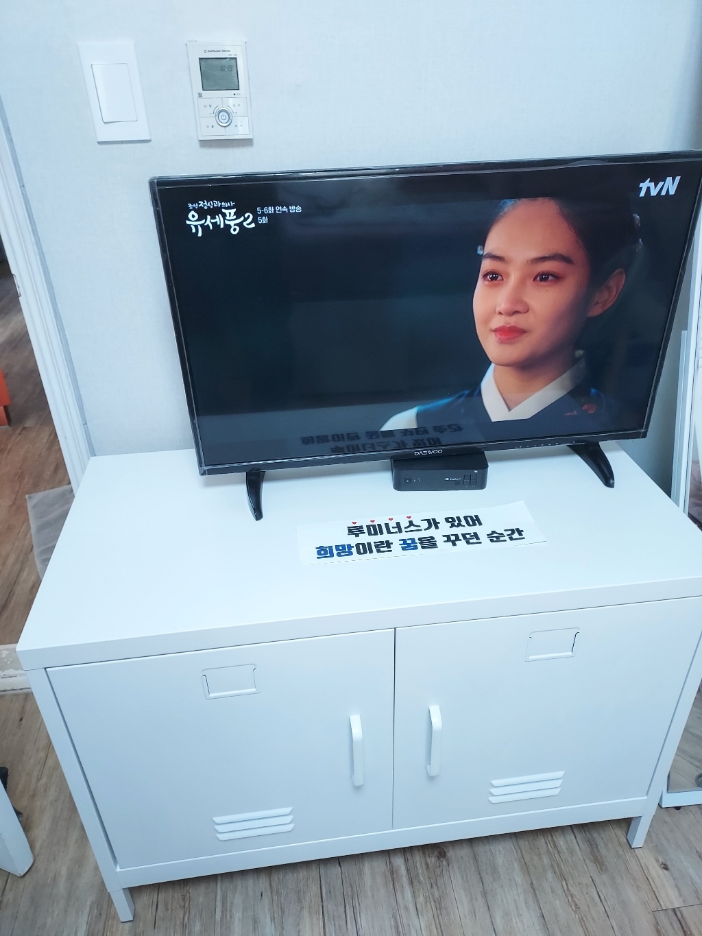 마켓비 KB 철제 TV스탠드 티비다이 거실수납장 900