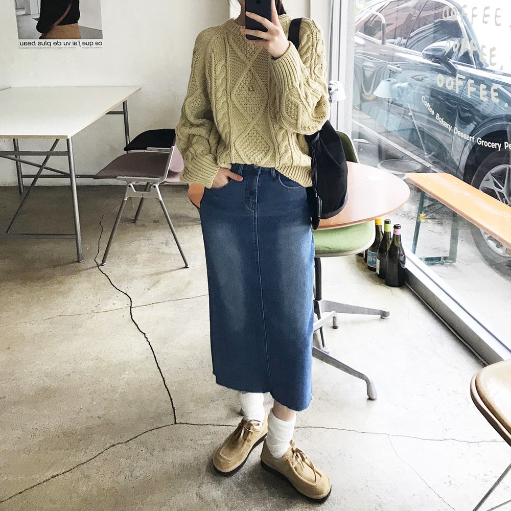 따뜻함과 스타일을 모두 갖춘 잇진 융털기모 데님 롱스커트