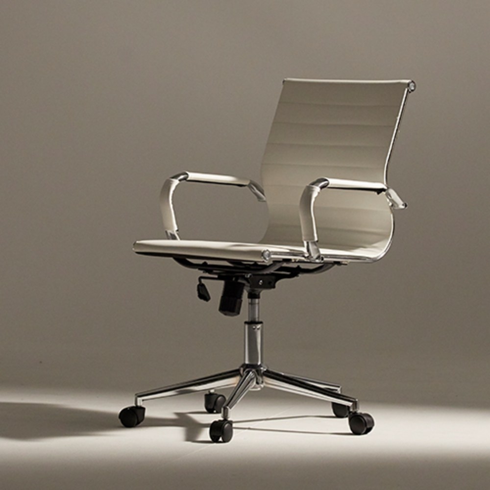 현대적 데코에 완벽한 미드센츄리 디자인 컴퓨터의자