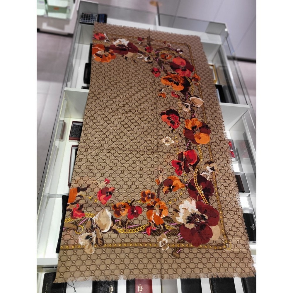 ****** GG 플라워 울 숄 스카프로 완성하는 찬란한 스타일