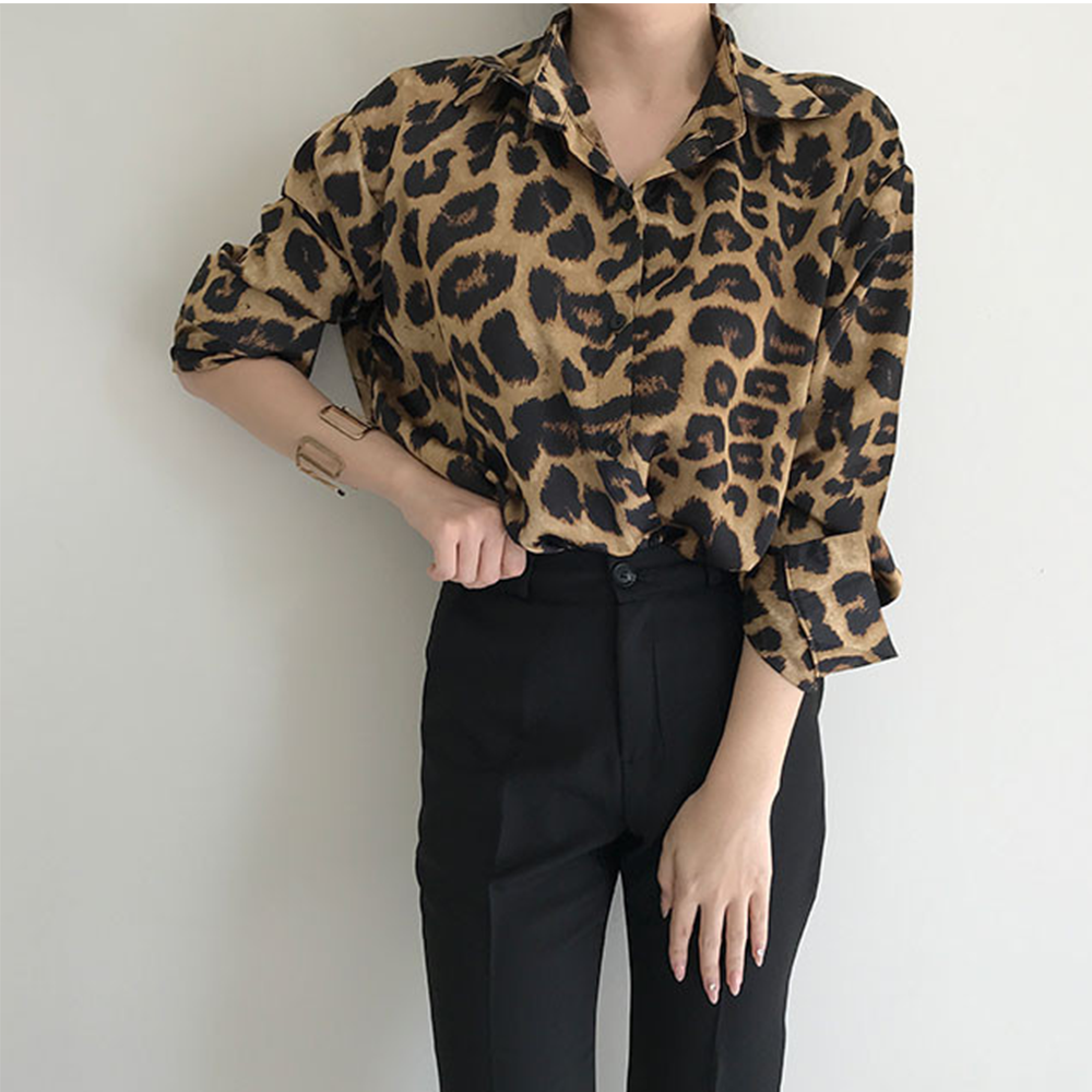 가을 감성을 물들이는 빈티지 호피 터틀넥 셔츠