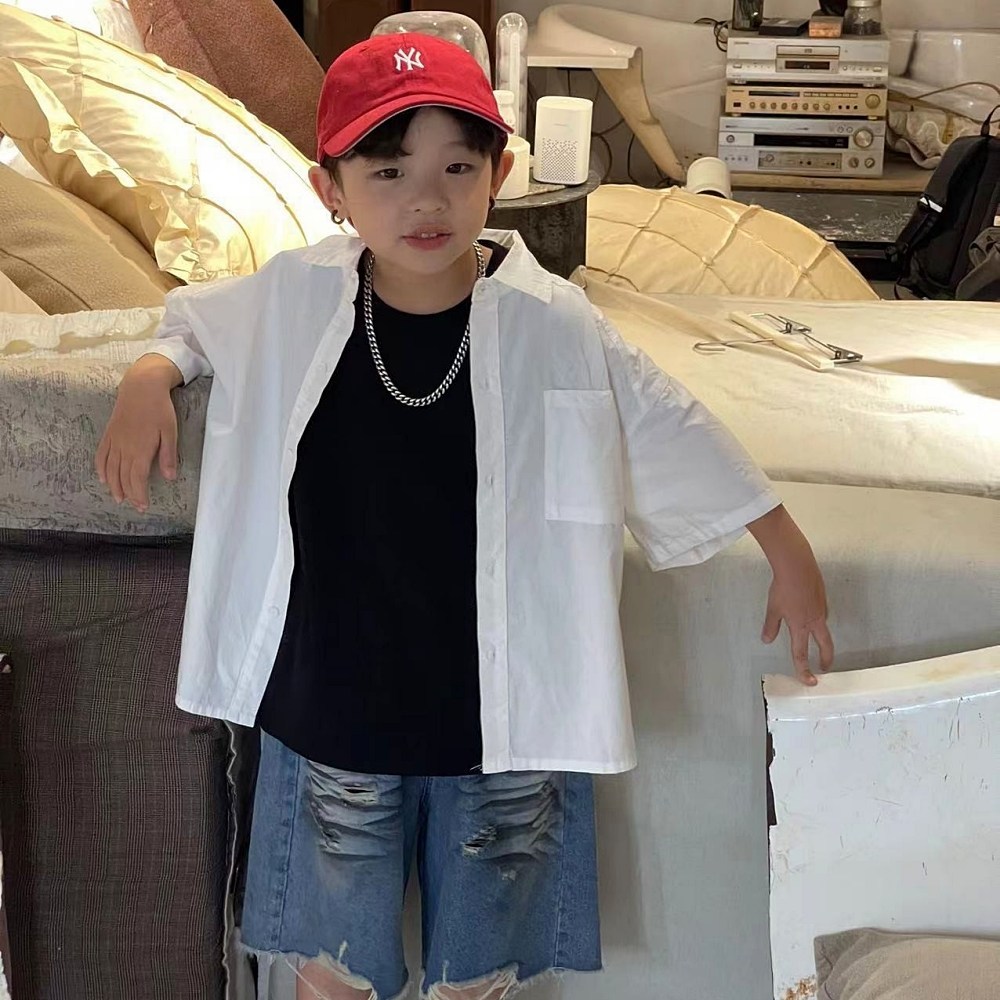 시원함과 스타일을 동시에! 온리히얼 남아 반팔 화이트 셔츠로 여름 패션을 완성하세요.