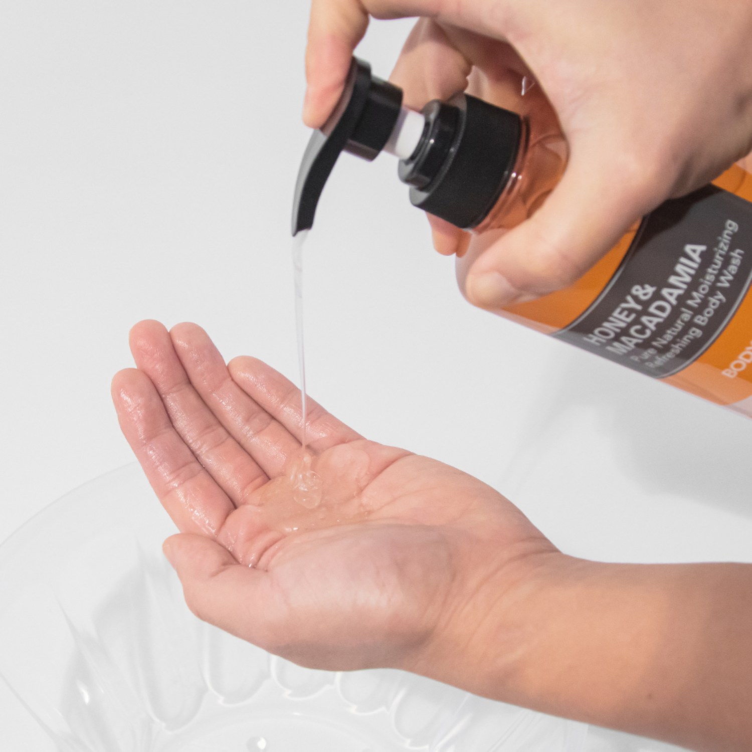 달콤하고 부드러운 클렌징을 위한 쿤달 허니 & 마카다미아 퓨어 바디워시