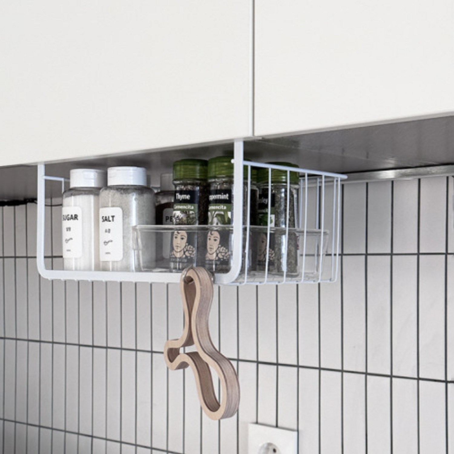 좁은 공간을 넓게, 플레이트라벨 다용도 걸이형 철제 선반으로 주방 수납을 혁신하세요!