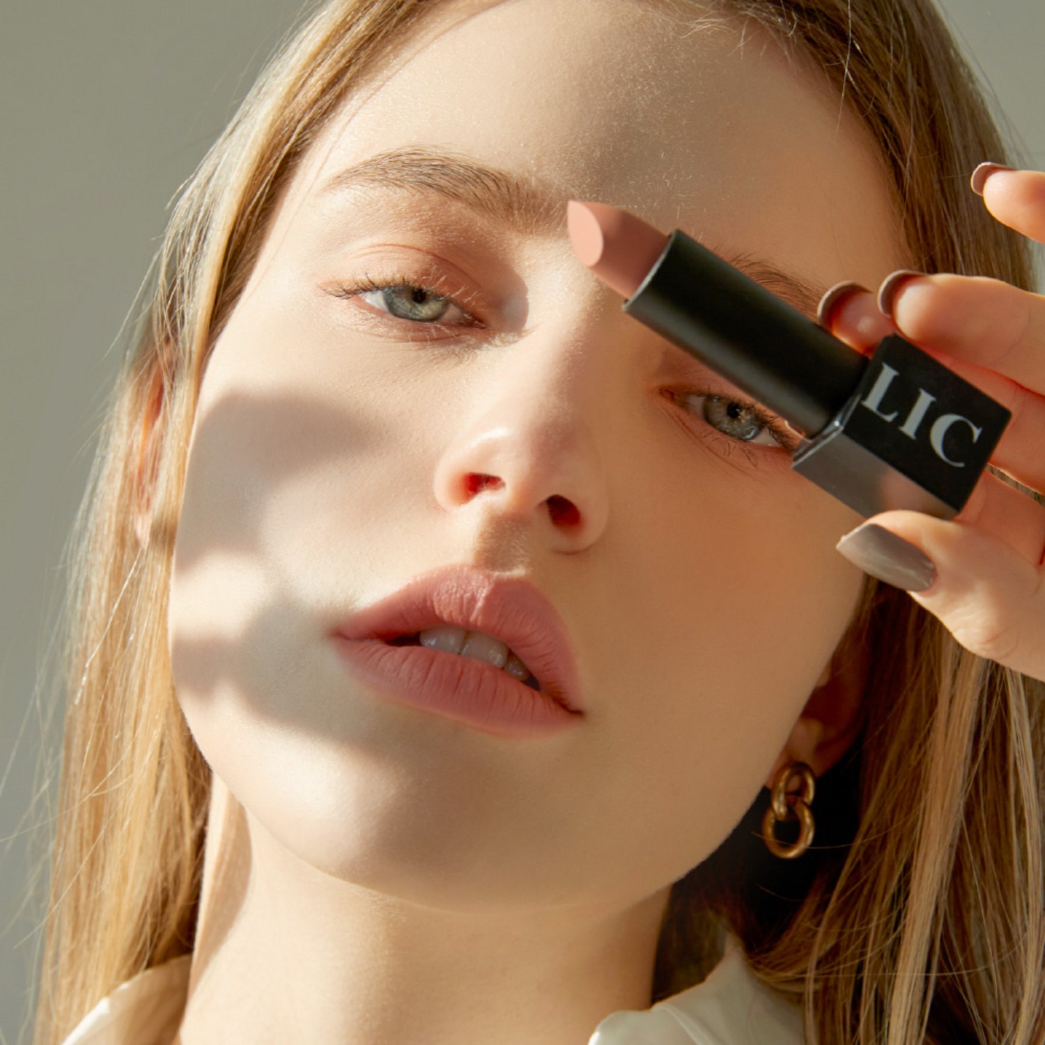 매혹적인 컬러와 편안한 발림감으로 화려한 입술 연출