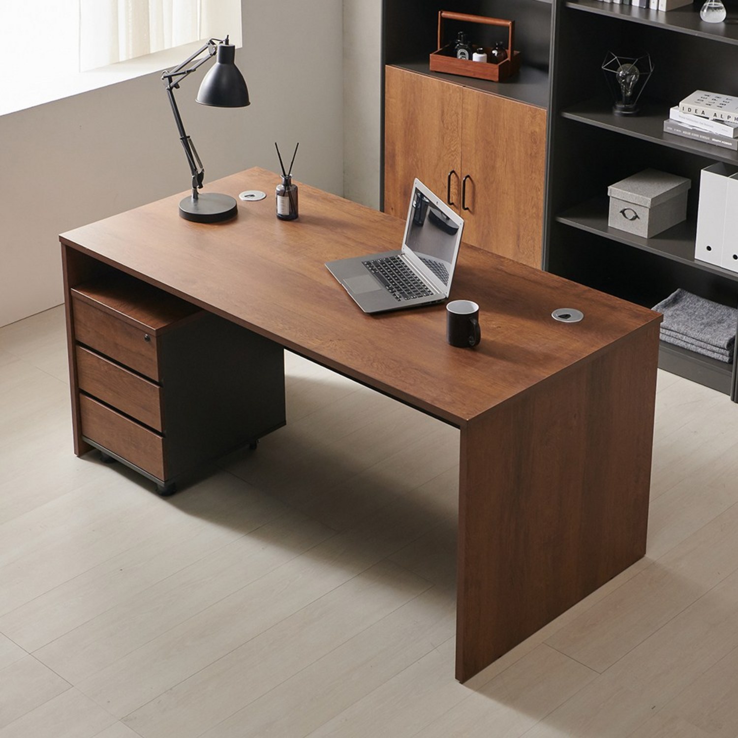 라이즈 사무실책상: 편안함, 효율성, 품격을 갖춘 중역을 위한 사무용 책상