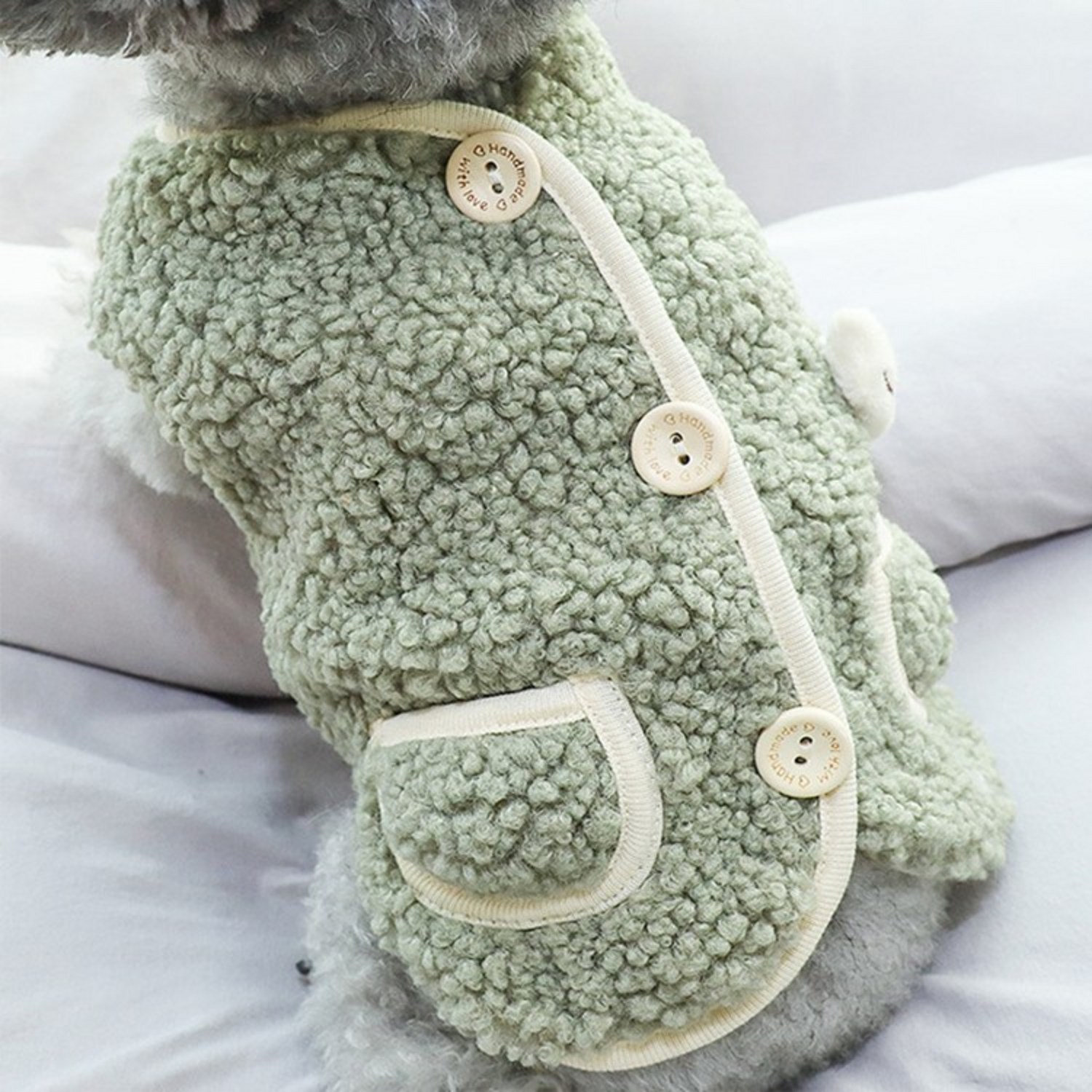 포근함에 사랑스러움을 더하다: 코코스튜디오 강아지 양블리 겨울 조끼, 따스한 겨울 산책의 필수템 강아지옷