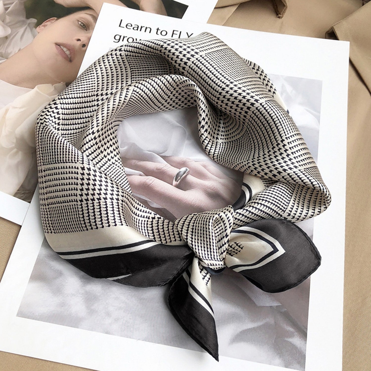 CACTRUST 실크 스카프로 당신의 일상에 우아함을 더하세요!