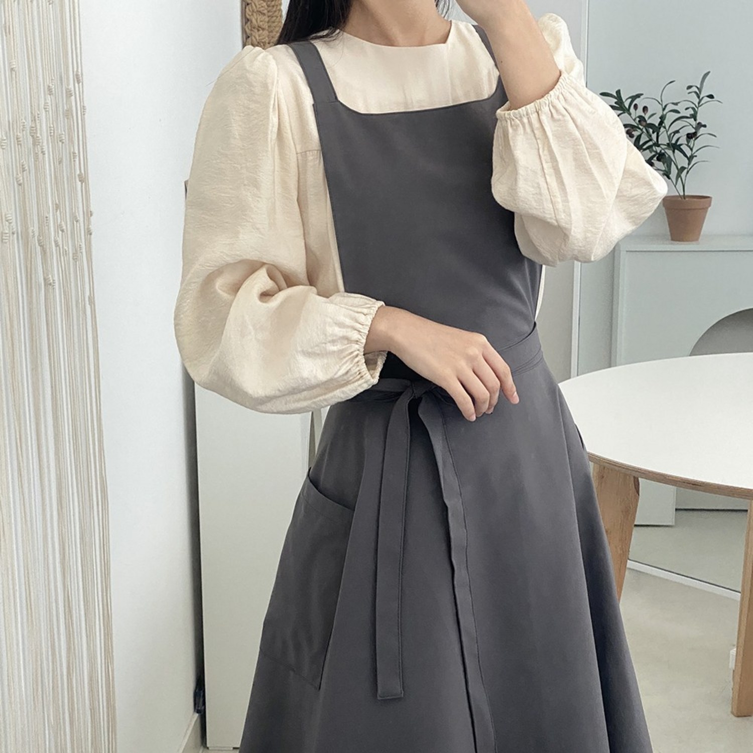 비에 젖지 않고도 우아하게 멋을 내는 한스데이 리나 방수 플레어 원피스 앞치마