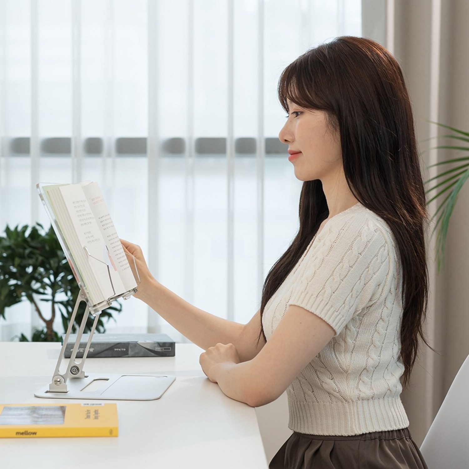 투명한 디자인과 맞춤형 높이 조절로 독서의 즐거움을 더하다