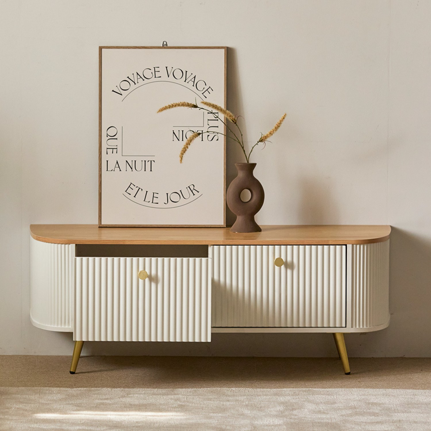 세련된 디자인, 합리적인 가격: 파로마 안톤 템바보드 거실장 1200