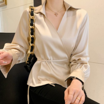 [파인스토리]새틴 브이넥 카라 랩 디자인 스트링 밑단 셔링 블라우스