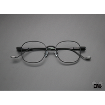 품격을 업그레이드 시키는 티타늄 금테 안경