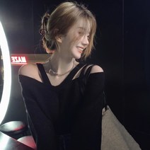 오프숄더니트 캐주얼 모임룩 언발 연말룩 스트라이프 반팔 유행 가을 꽈배기 화이트