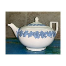 Em보스ed 블루 B 릴리프s On 화이트 웨지우드 Queen’s 웨어 라지 티팟