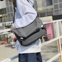 오너클랜 남녀공용 양사이드 버클 스트릿 메신저백 크로스백