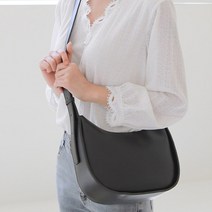마리안느 하프문 반달 무지 지퍼 핸드백 심플 모던 베이직 사계절 데일리 가방 20대 여자 직장인 출근룩 코디 패션 간편 가벼운 숄더 크로스백