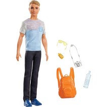 Barbie 트래블 켄 인형 어두운 금발 카메라와 백팩을 포함한 5가지 액세서리 포함 3-7세 사용 아마존 독점 상품
