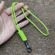 키 낙하산 로프 회전식 버클 키 링 고강도 코드 매는 밧줄 휴대 전화 열쇠 고리 매는 밧줄 우산 로프 미니 퀵 릴리스 회전식 키 후크 버클 손으로 짠 크리에이티브 ID 카드 광고 핸드 로프, 형광녹색 35cm