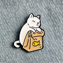 BC296 생선 들고 가는 흰 고양이 뱃지 배지 브로치