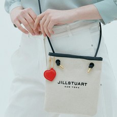 질스튜어트 하트참 장식 캔버스 크로스백