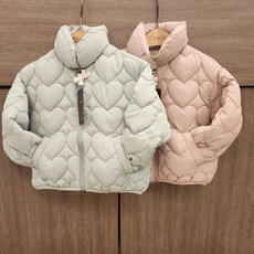 치크(CHEEK) [NC백화점 광주역점] 23 F/W 유아 아동 키즈 토들러 여아 가을 겨울 신상품! 트윈룩! 자매룩! 숏한 기장감으로 러블리하게! 하트 퀼팅 라글란 점퍼