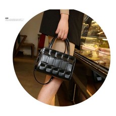 마켓보물섬TIPU재질 앞면고급스런 꼬임장식 그립감좋은 손잡이 크로스백 여성핸드백 여성백 미니핸드백 여자핸드백[부재시_문자요망]