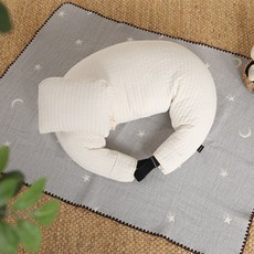 자수반달쿠션