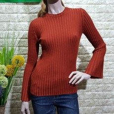 베네통 솔리드한 디자인과 컬러감으로 깔끔한 니트 티셔츠입니다