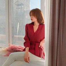 선플라워 여성 퍼프소매 브이넥 슬림핏 니트티