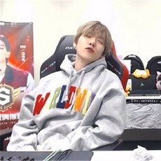 엑소 백현 무지개 자수 오버핏 기모 풀오버 스웨터