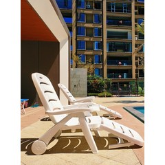 썬베드 해수욕장 비치의자 플라스틱 수영장 간이침대, 매우 두꺼운 테이블 1개와 의자 1개