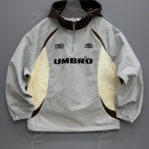 [국내백화점판] UMBRO 엄브로 25신상 HBL 스포티 캐주얼 후드 아노락 셋업 (그레이)