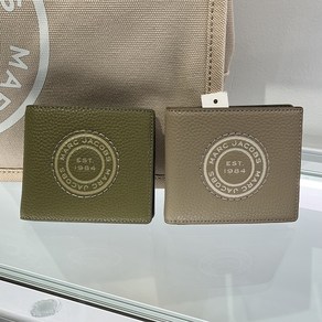 [미국직배송]빠른배송 마크제이콥스 MARC JACOBS LOGO EMBOSSED BILLFOLD 남성 반지갑 S140L01RE21호환